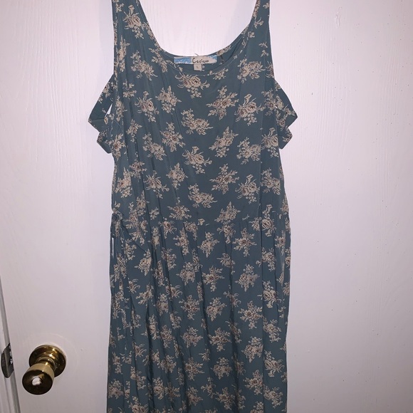 Summer dress with cut outs on side - Picture 2 of 5